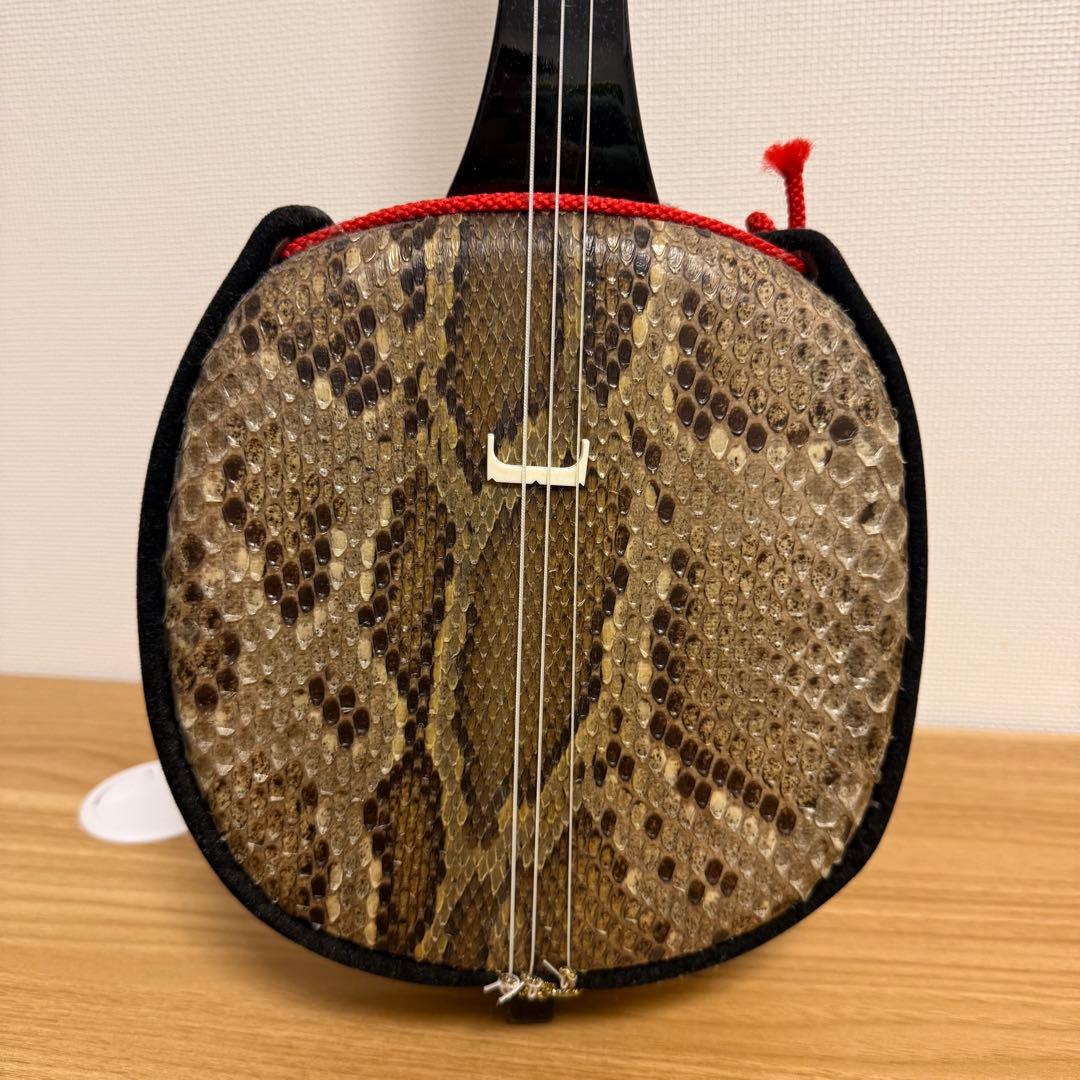 三線 人工皮 真壁型黒塗り 人工皮張り三線 – 米須三線店